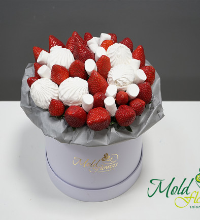 Box with strawberries and marshmallows photo 394x433